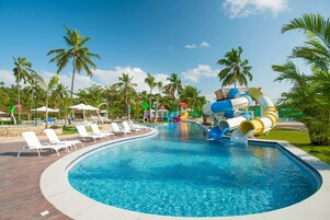 8 outdoor pools, sun loungers