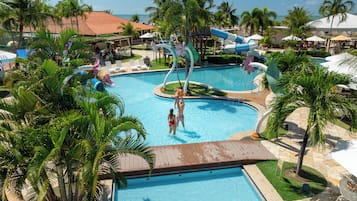 8 Außenpools, Liegestühle