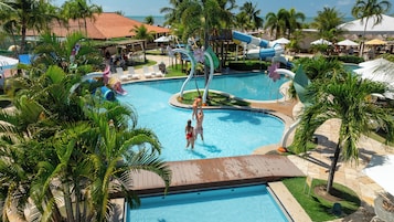 8 outdoor pools, sun loungers