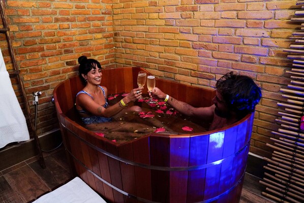 Sauna, body treatments, aromatherapy, massages on the beach, body wraps