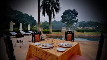 供应早餐、午餐和晚餐