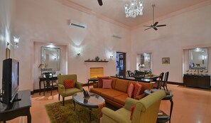 Televisión, chimenea, reproductor de DVD