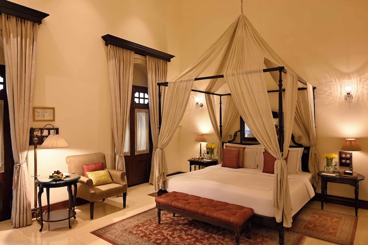 palace room, room, 1 king bed | premium bedding, minibar, in-room safe, desk