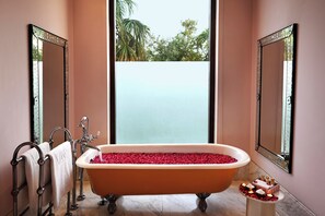 Historical Suite, Suite, 1 King Bed | Bathroom | Separate tub and shower, deep soaking tub, rainfall showerhead - Taj Nadesar Palace (Varanasi)