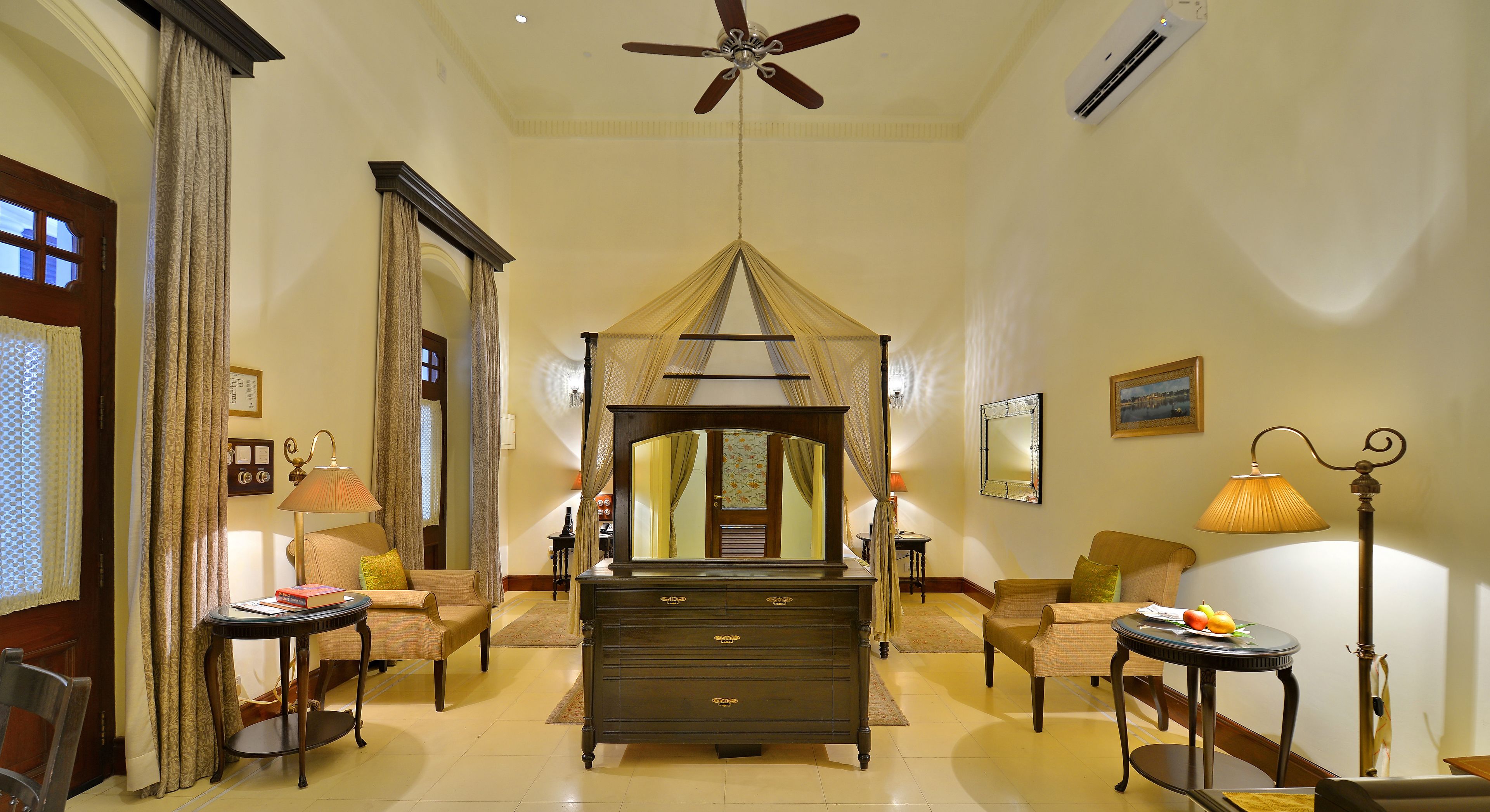 palace room, room, 1 king bed | premium bedding, minibar, in-room safe, desk