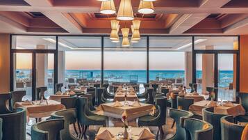2 restaurantes; se sirven desayunos, comidas y cenas