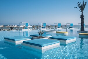 Una piscina techada, 2 piscinas al aire libre, sombrillas