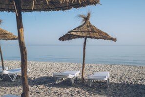 Plage privée, chaises longues, parasols, bar de plage