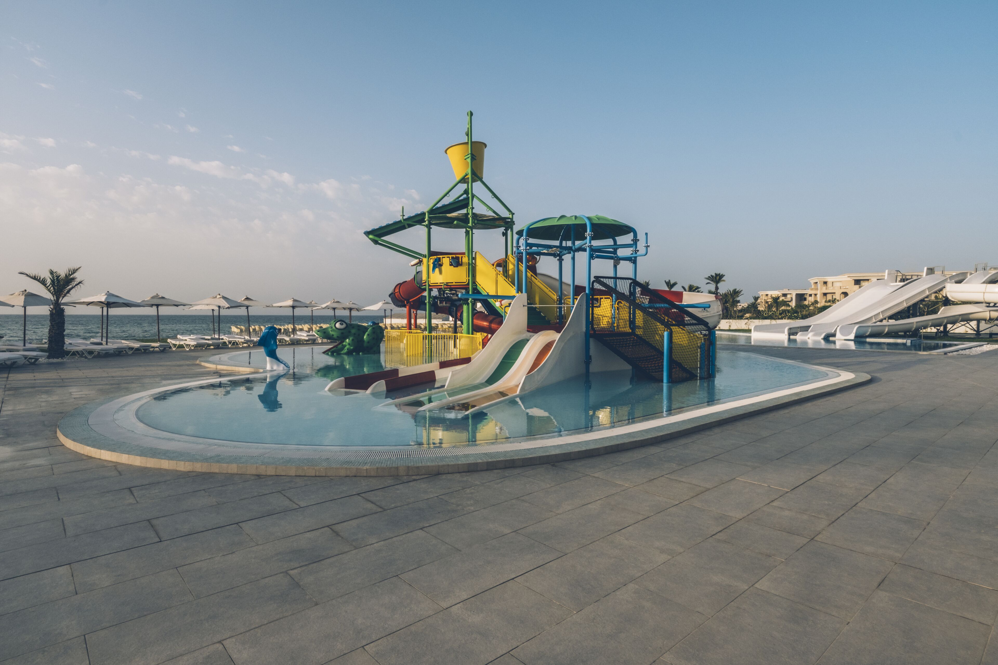 Parque acuático con toboganes y zona de piscina.