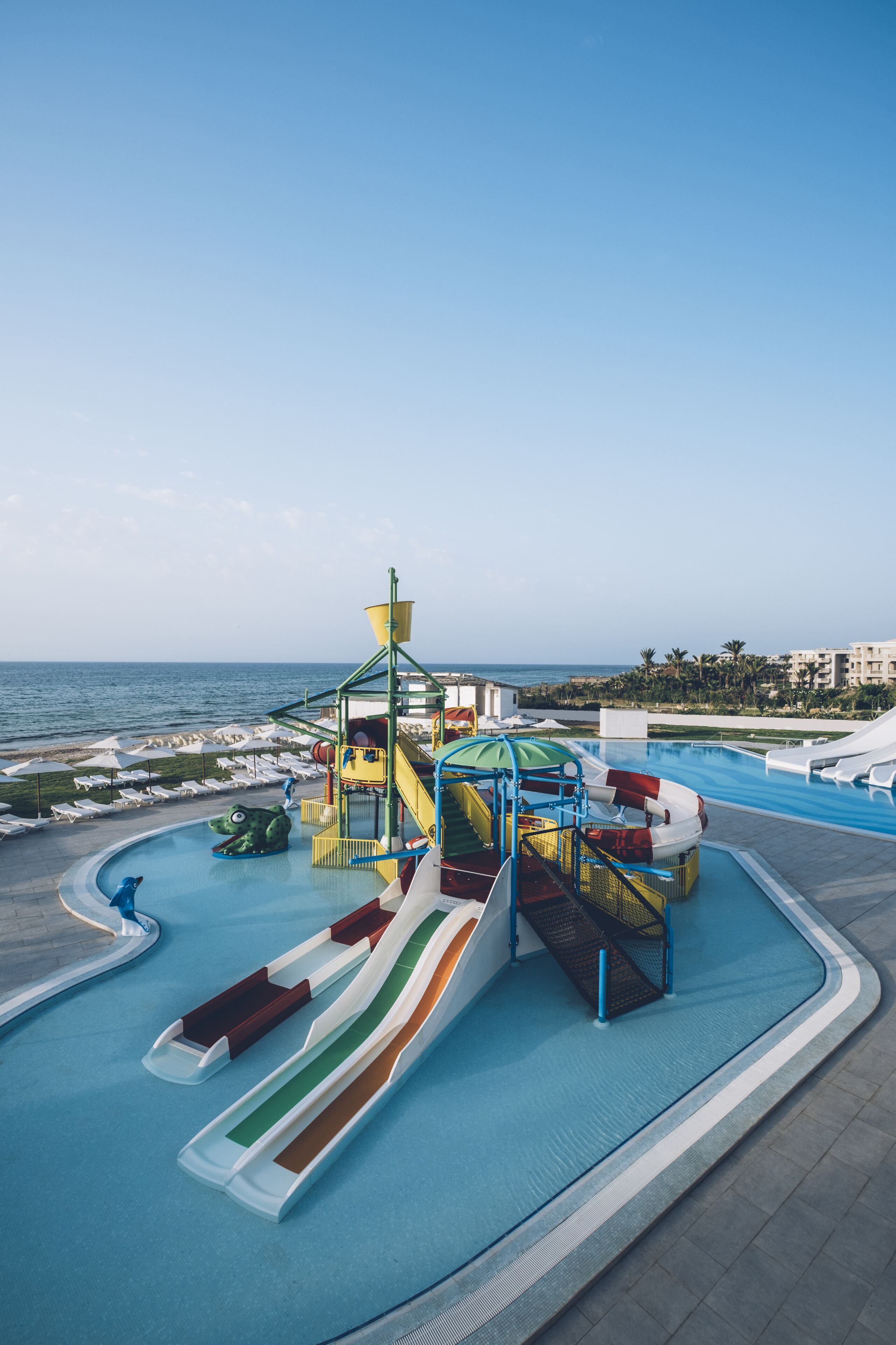Een binnenzwembad, 2 buitenzwembaden en parasols bij het zwembad