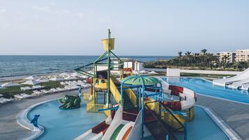 Piscine couverte, 2 piscines extérieures, parasols de plage