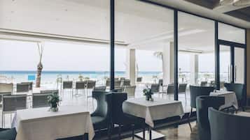 2 restaurants; breakfast, lunch and dinner served