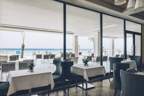 2 restaurants servant le petit déjeuner, le déjeuner et le dîner