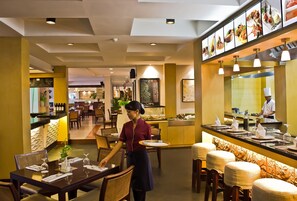  供應午餐和晚餐，當地和國際料理