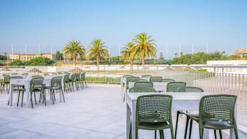 Se sirven desayunos y cenas, junto a la piscina