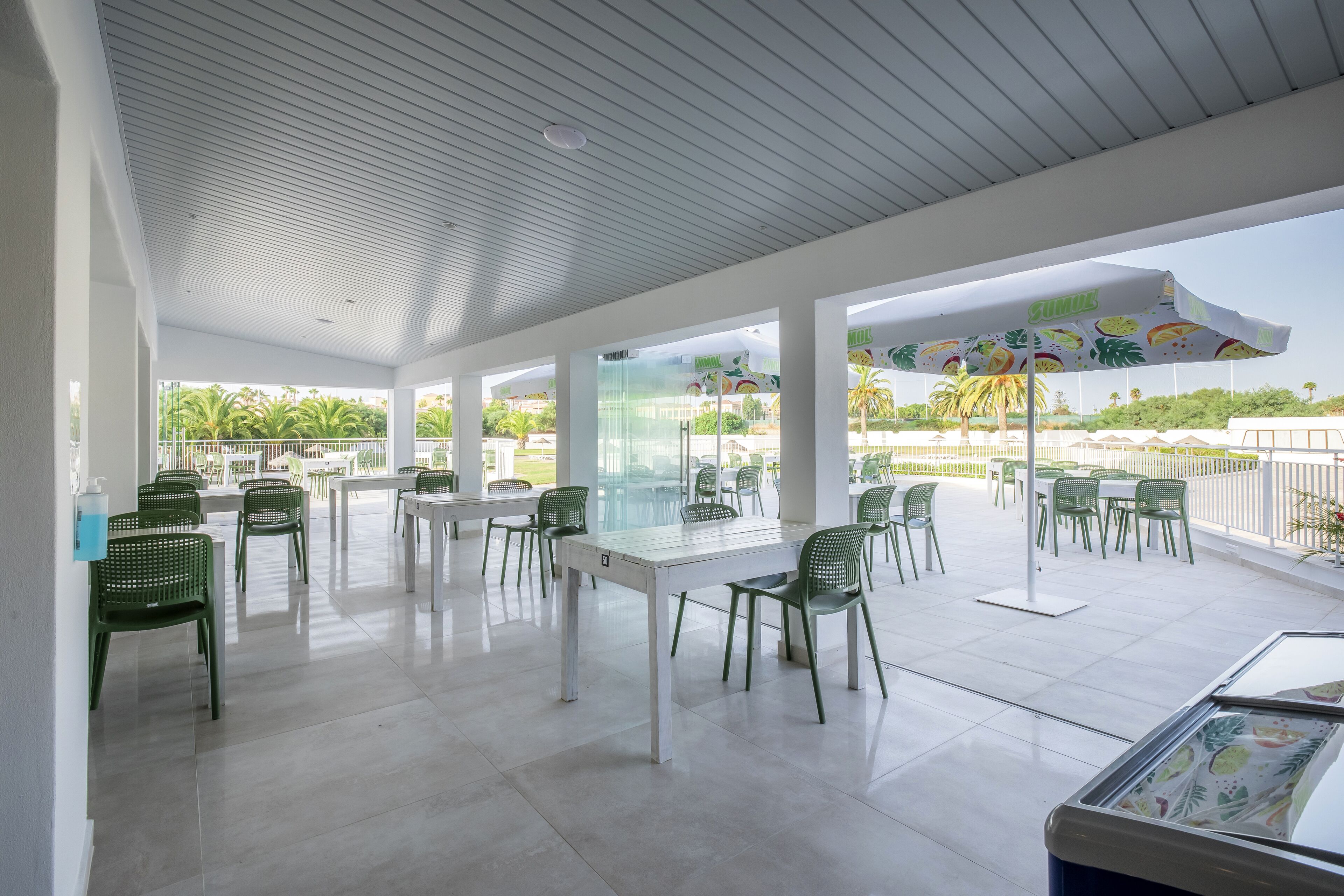 บริการอาหารเช้า อาหารเย็น, วิวสระว่ายน้ำ