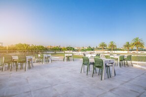 Frokost og middag serveres, utsikt mot bassenget 