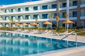 3 piscines extérieures, accÚs possible de 8 h à 20 h, parasols