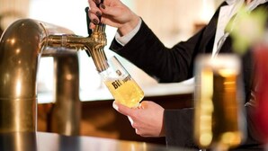 Une personne qui verse de la bière d’une tireuse dans un verre.