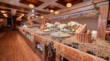Daily cooked-to-order breakfast (TRY 60 per person)