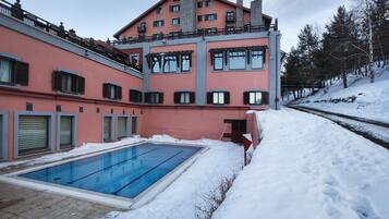 Una piscina al aire libre de temporada