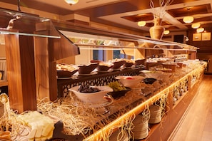 Daily cooked-to-order breakfast (TRY 60 per person)