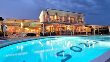 Seasonal outdoor pool, open 10 AM to 8 PM, pool umbrellas, pool loungers