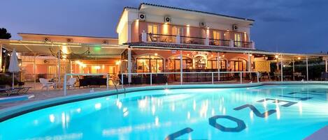 Sæsonbestemt udendørs pool, åben fra kl. 10.00 til kl. 20.00, parasoller