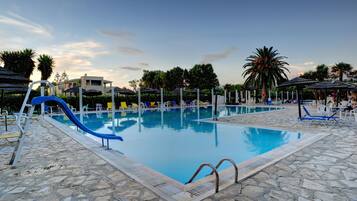 Hồ bơi ngoài trời, dù/ô trên bãi biển/hồ bơi, ghế dài tắm nắng