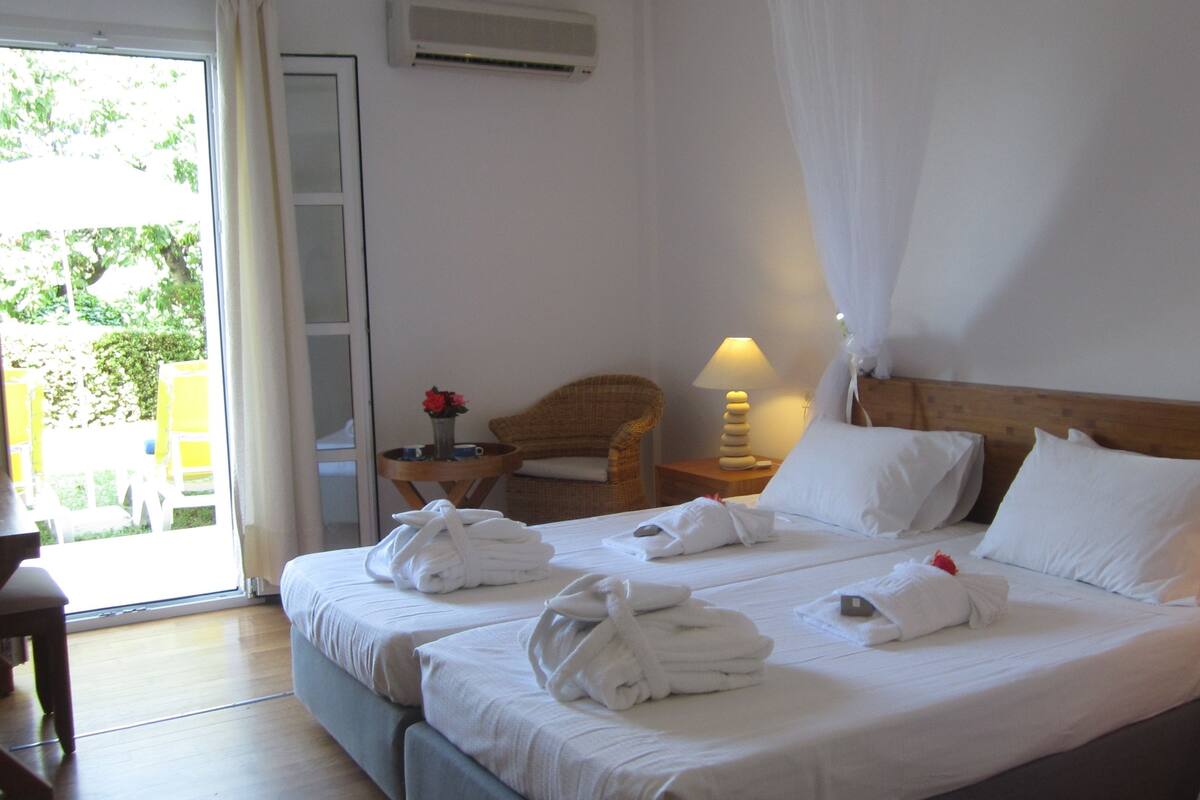 Classic Suite | Desk, bed sheets, alarm clocks