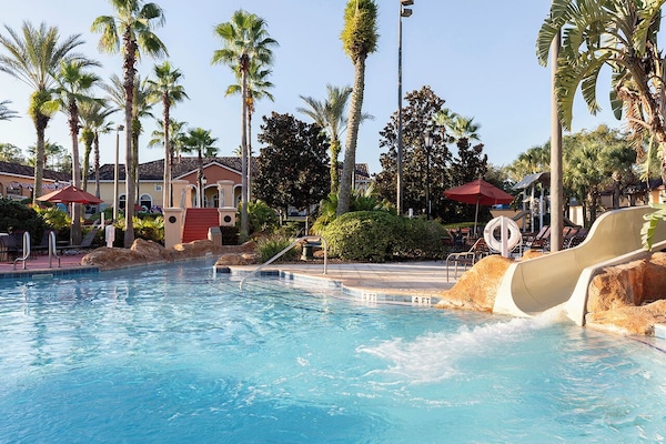 Alberca al aire libre y camastros