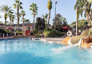 Utomhuspool och solstolar