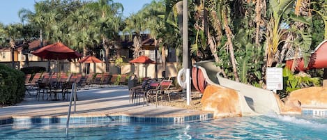 Alberca al aire libre y camastros