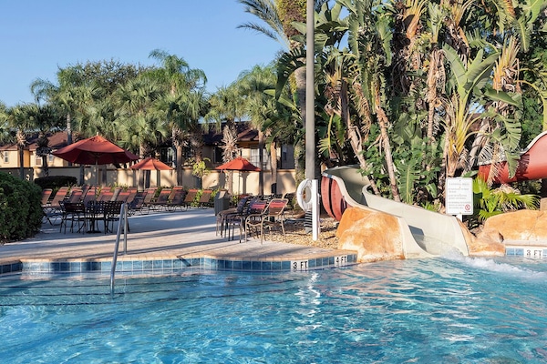 Piscine extérieure, chaises longues
