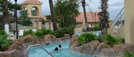 Piscine extérieure, chaises longues