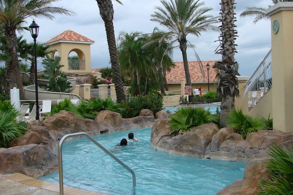 Piscina externa, espreguiçadeiras