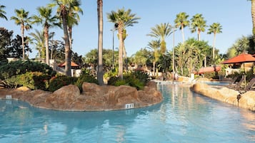 室外游泳池,提供日光浴躺椅