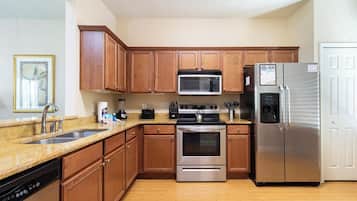 Full-sized fridge, microwave, stovetop, dishwasher