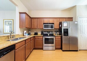 Full-size fridge, microwave, stovetop, dishwasher