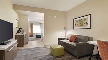 Een kluis op de kamer, een bureau, een strijkplank/strijkijzer