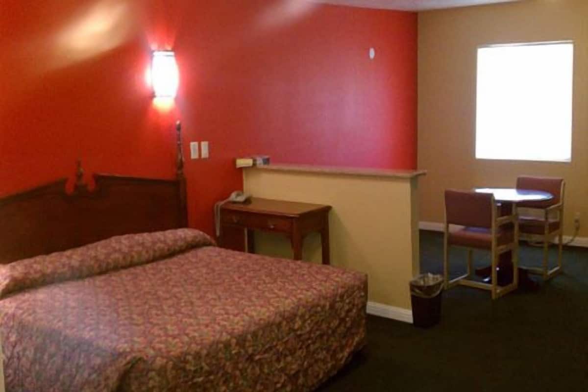 Standard Room, 1 Queen Bed | Free WiFi, bed sheets
