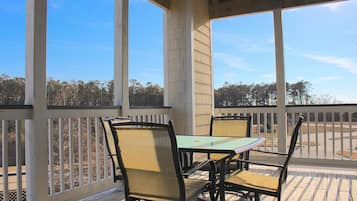 3 bedroom/2 bathroom premium condo | Balkon
