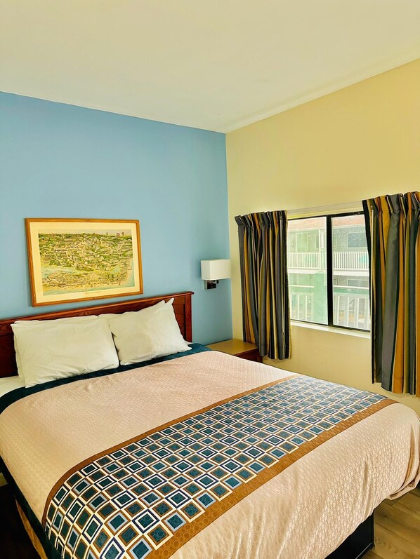 Habitación estándar, 1 cama Queen size, para no fumadores, refrigerador y microondas | Escritorio, wifi gratis y ropa de cama 