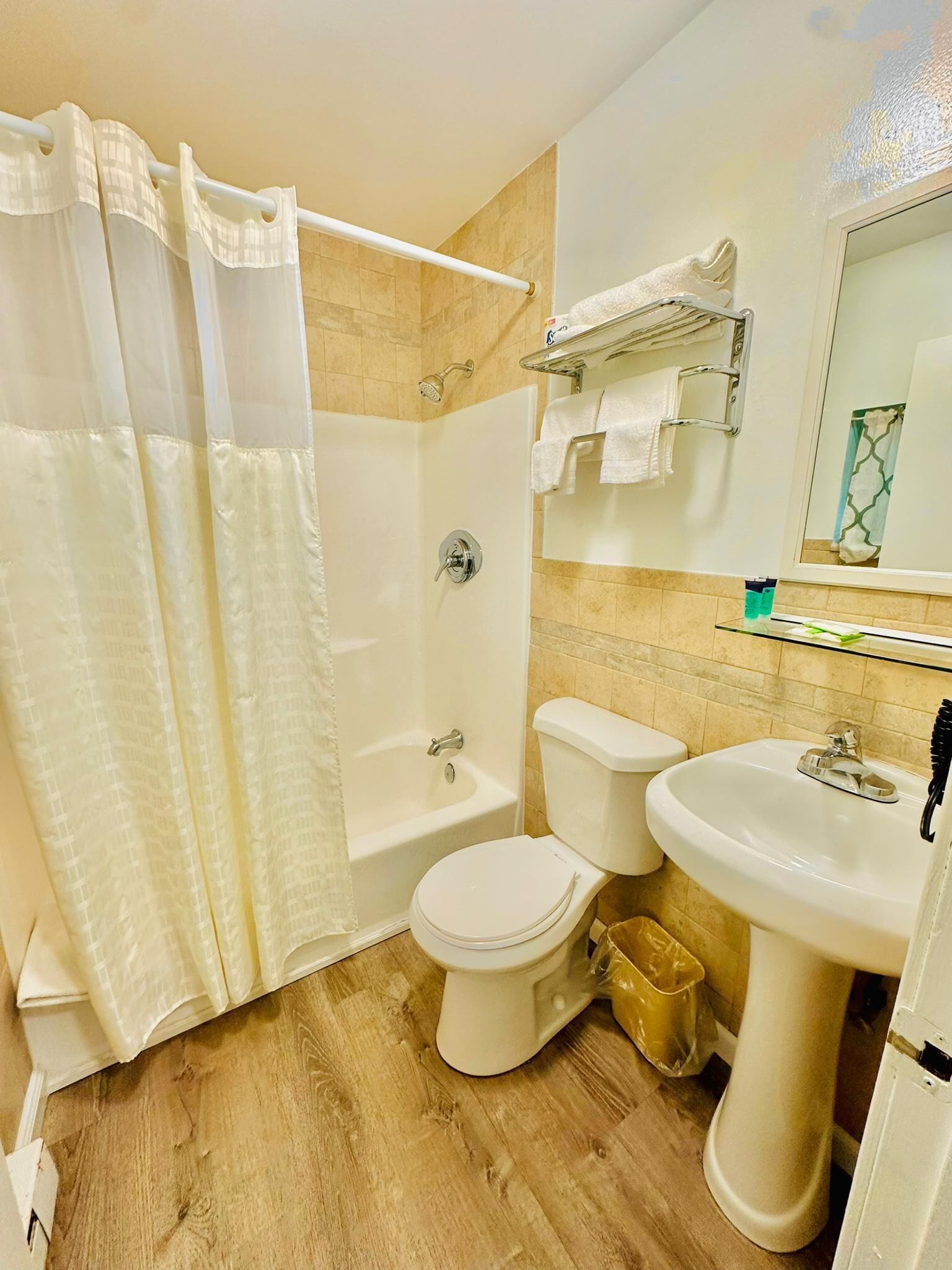 Bañera con ducha, artículos de tocador gratuitos, secador de pelo