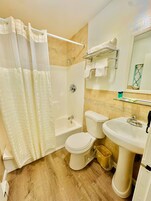 Bañera con ducha, artículos de tocador gratuitos, secador de pelo