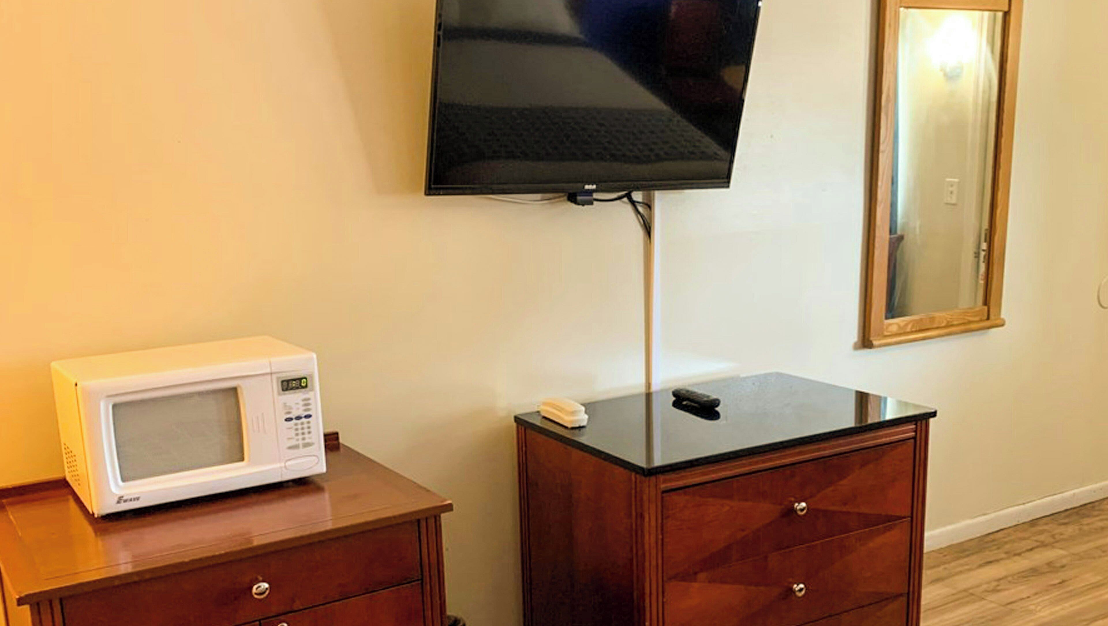 Standard Room, 2 Queen Beds, Non Smoking, Refrigerator & Microwave | Desk, free WiFi, bed sheets