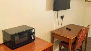 Habitación estándar, 1 cama de matrimonio, no fumadores, frigorífico y microondas | Escritorio, wifi gratis, ropa de cama