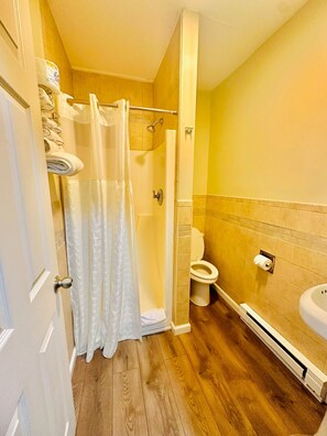 Standard Room, 1 Queen Bed, Non Smoking, Refrigerator & Microwave | Bathroom | Combined shower/tub, free toiletries, hair dryer, towels - Hampton Motor Inn (Hampton)