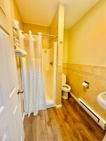 Bañera con ducha, artículos de tocador gratuitos, secador de pelo