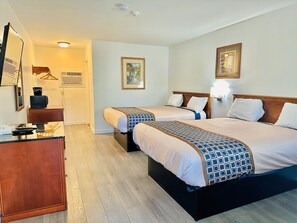 Escritorio, wifi gratis y ropa de cama 